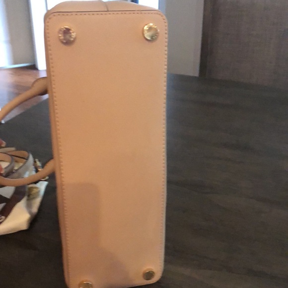 Gorgeous camel colored Michael Kors shoulder bag. - Picture 3 of 8